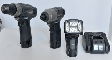 Panasonic  set van 2  boor en slagboor, lamp, lader en tas Koopje