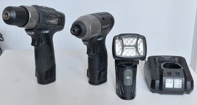 Panasonic  set van 2  boor en slagboor, lamp, lader en tas Koopje